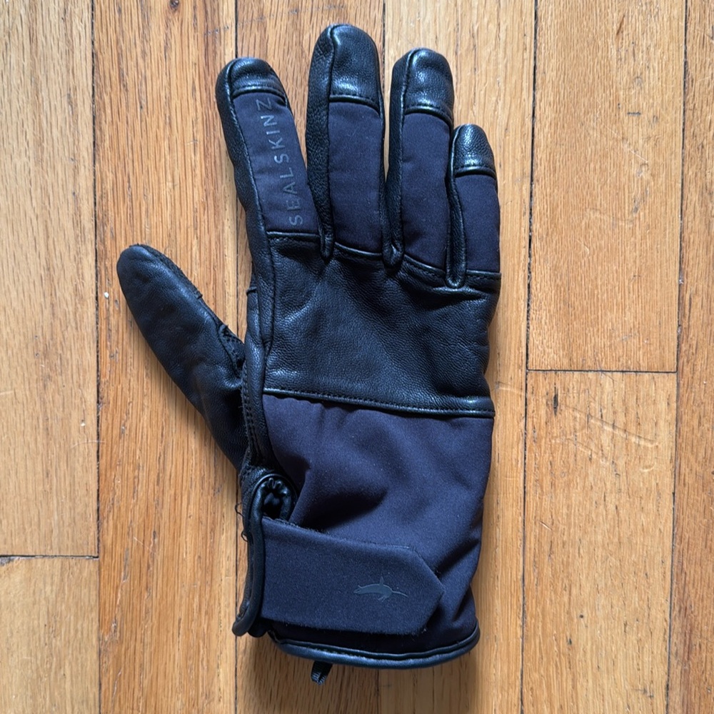 Single Right Hand Sealskinz Glove